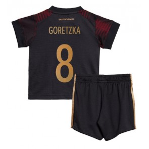 Tyskland Leon Goretzka #8 kläder Barn VM 2022 Bortatröja Kortärmad (+ korta byxor)